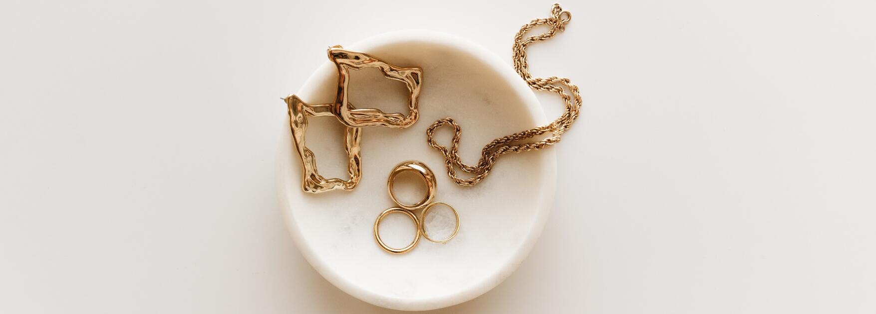 Alt ImageaAn organized display showing different aspects of the jewelry business, from luxury brands to online retailers and jewelry wholesalers.