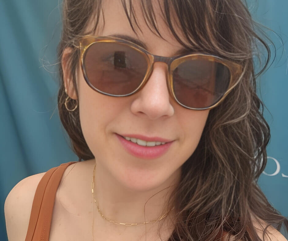 Leia Zumbro wearing sunglasses, sharing her positive experience with Jewelers League.